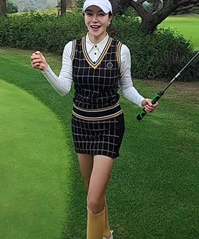 CHUCUCHU Pole Check V-Neck Vest - Mustard